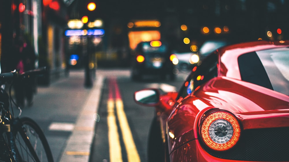 carro vermelho na rua