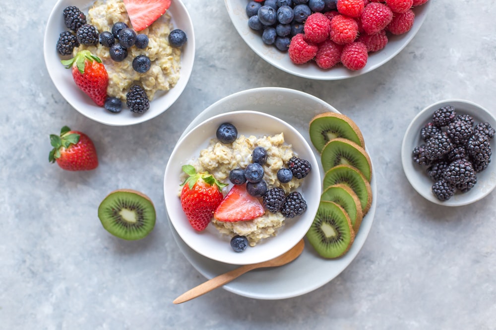 frutas sortidas em tigelas