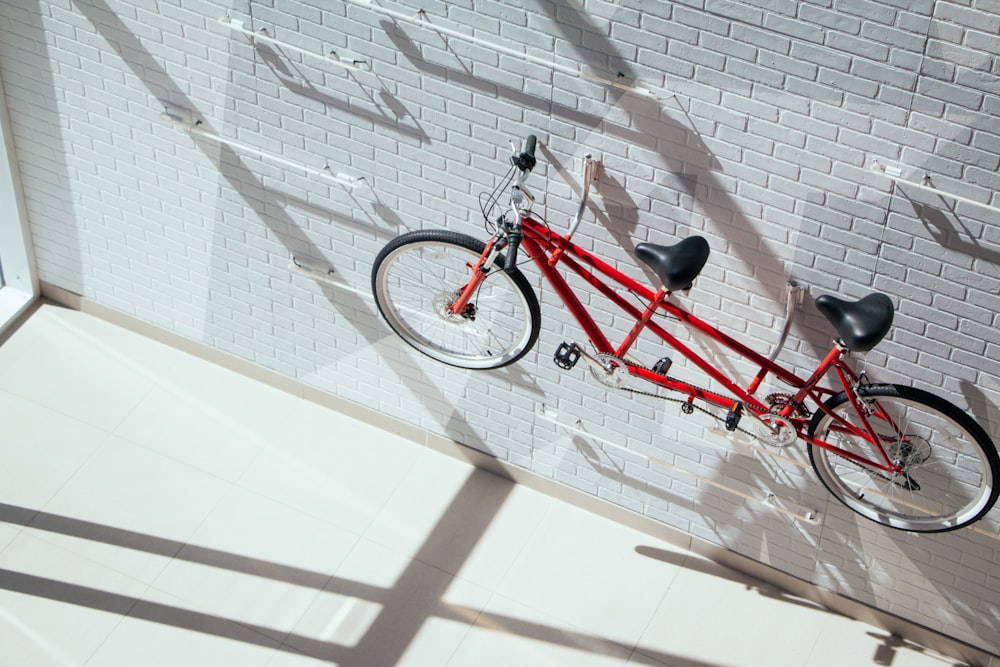 vélo tandem rouge accroché au mur