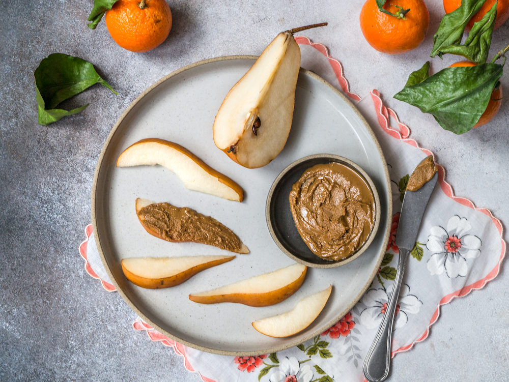 Birne und Erdnussbutter auf dem Teller