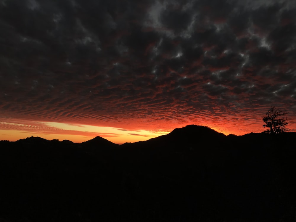 Foto da silhueta da montanha durante a hora dourada