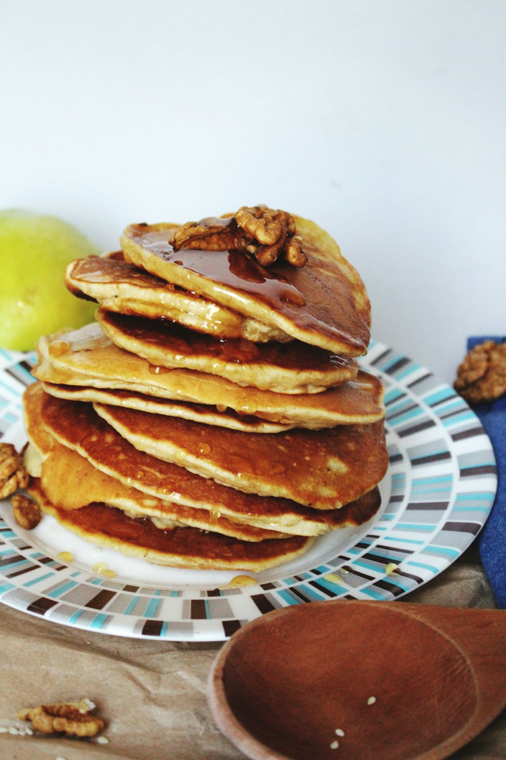 pancakes on plate near brown saucer