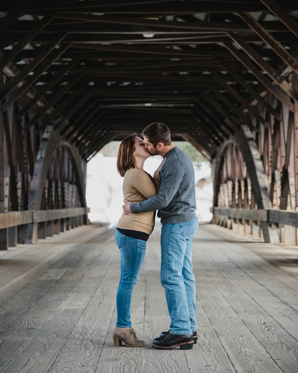 hombre y mujer besándose en el puente