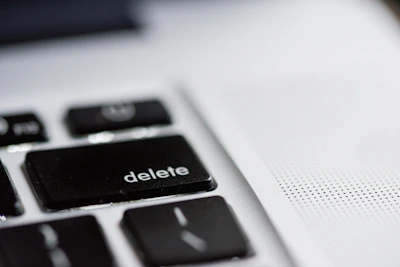 A user confidently clicking 'Erase' on the Midbird software interface.