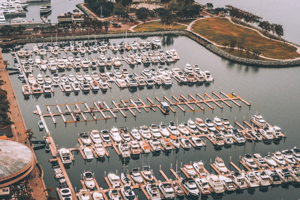 lotto di yacht per fotografia aerea sullo specchio d'acqua