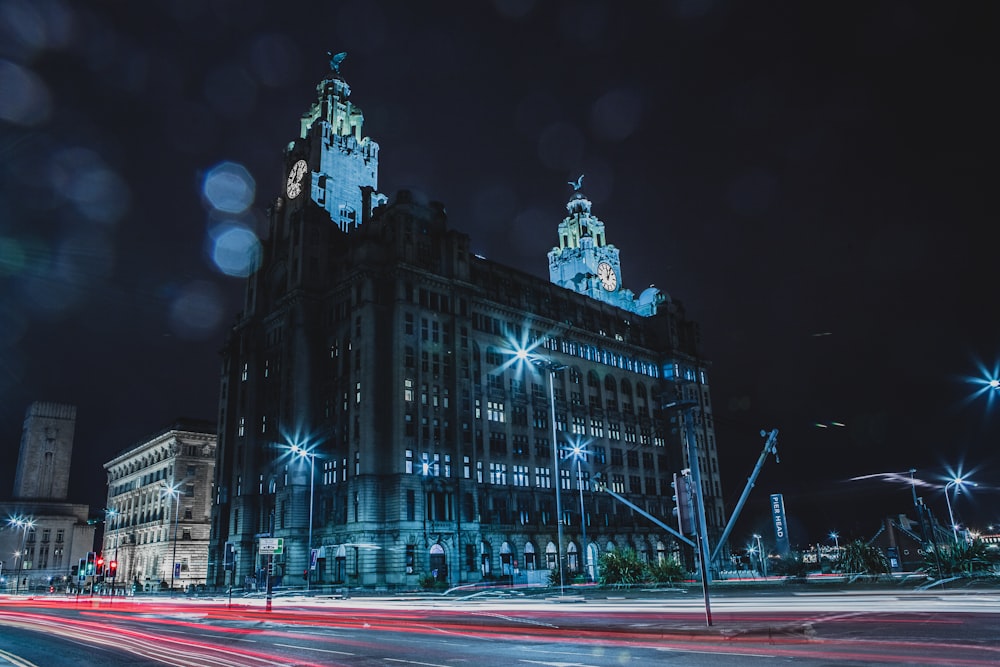 edifício alto iluminado