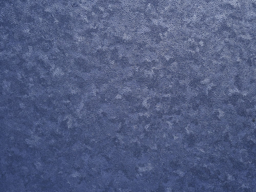 um close up de uma textura de papel de parede azul