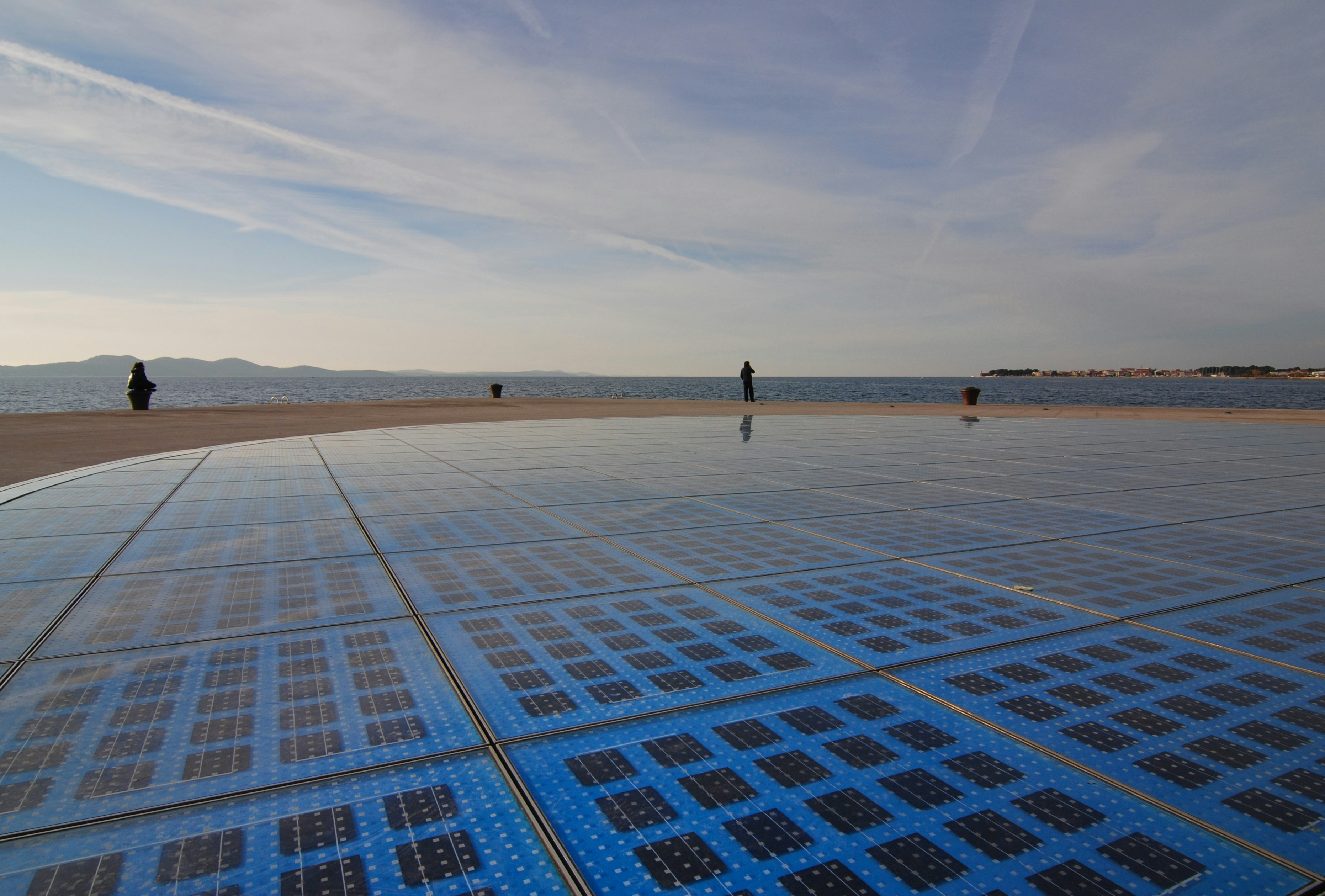 Paneles solares con protección anticorrosiva instalados cerca del mar en ambiente salino
