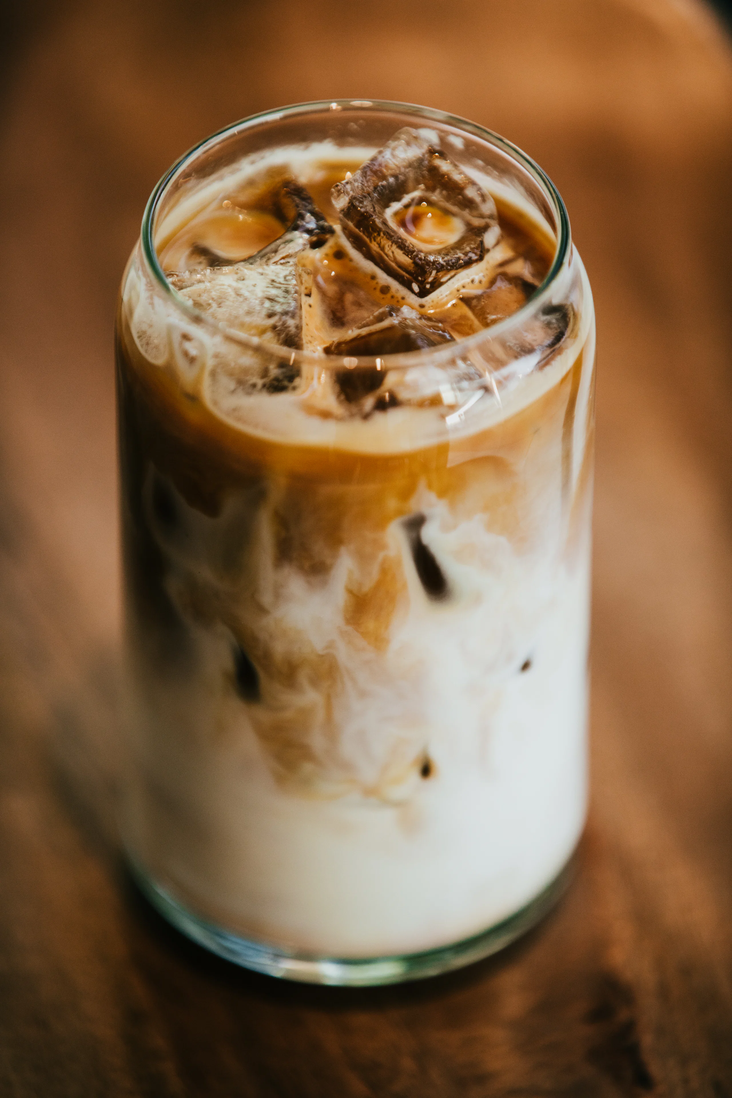 Cold brew cu lapte turnat peste gheață, prim-plan