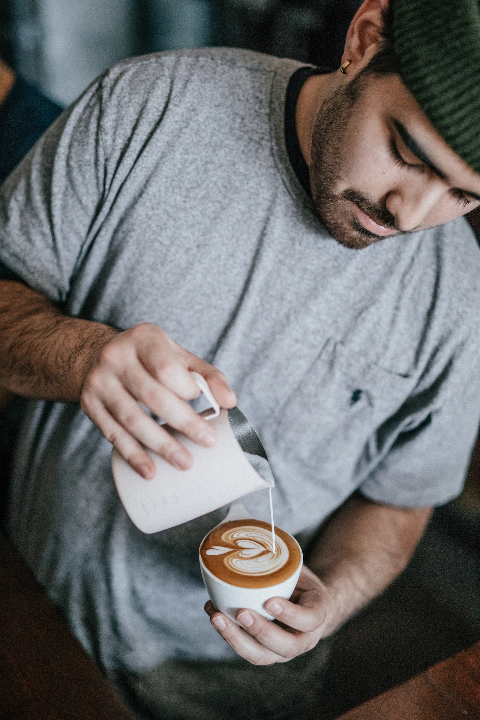 Barista preparando un cappuccino con latte art