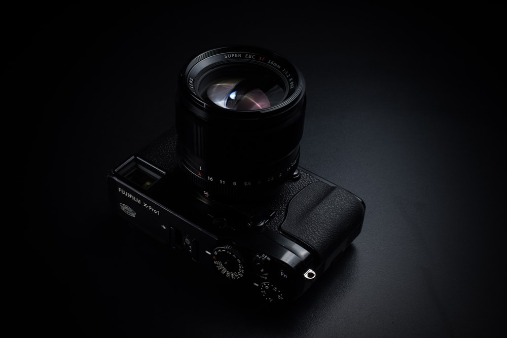 black DSLR camera