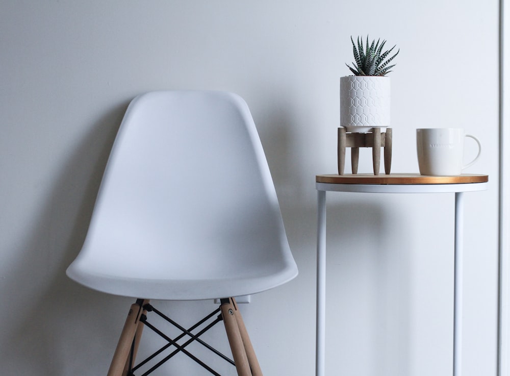 Table ronde en bois blanc et brun près de la chaise