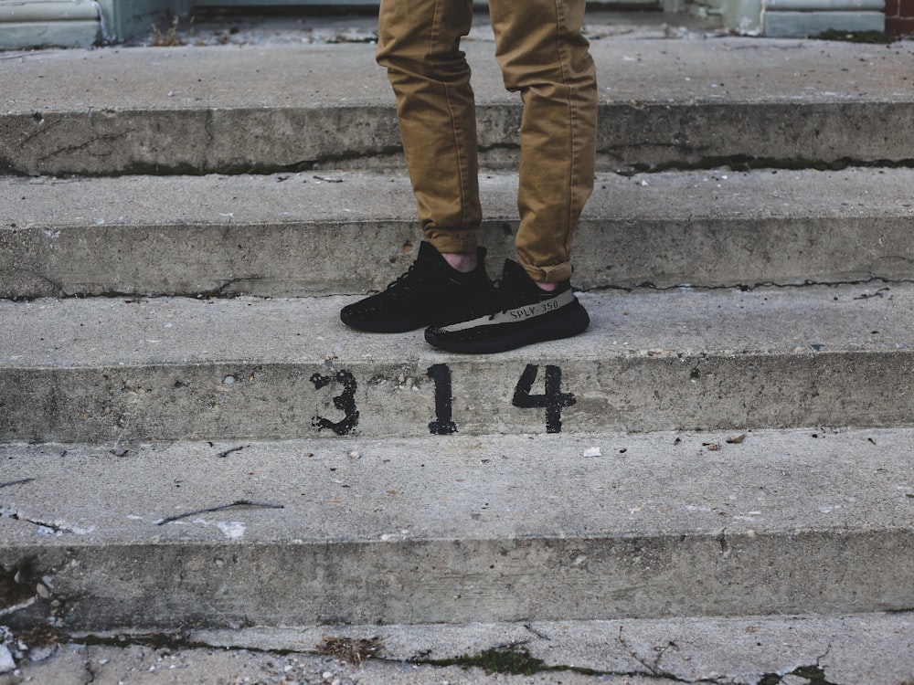 Foto Par de zapatillas adidas negras hombre – Concreto gratis en Unsplash