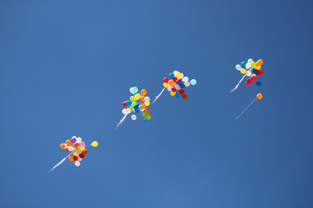 Balões voando no céu