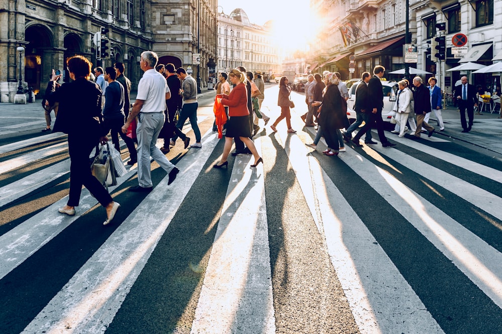 Grupo de pessoas caminhando na faixa de pedestres