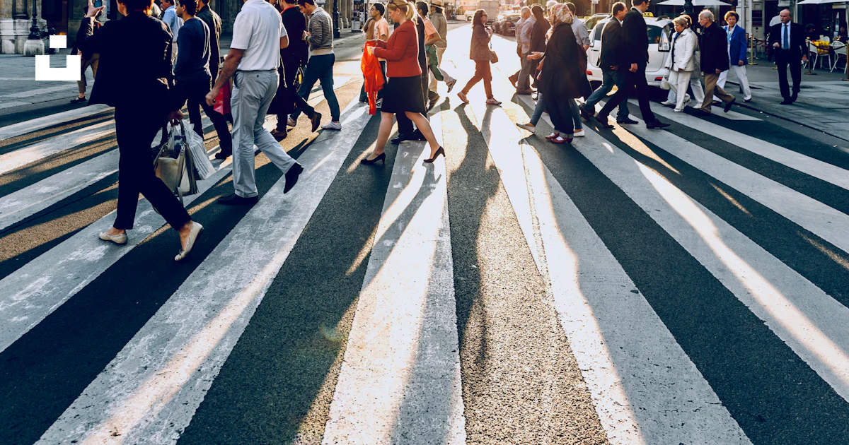 歩行者専用道路を歩く人々のグループの写真 – Unsplashの無料歩く人写真