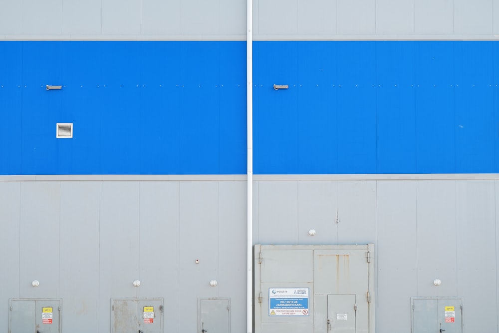 Collage de gabinete de madera azul y blanco