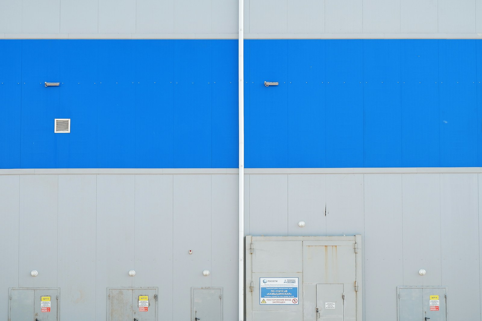 Fujifilm X-A10 + Fujifilm XC 16-50mm F3.5-5.6 OIS II sample photo. Blue and white wooden photography