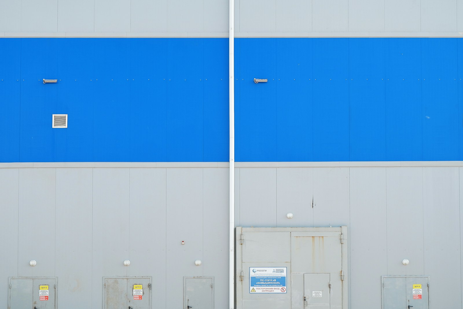 Fujifilm X-A10 sample photo. Blue and white wooden photography