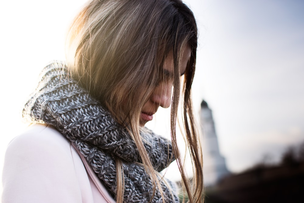 Mujer con pañuelo gris y negro