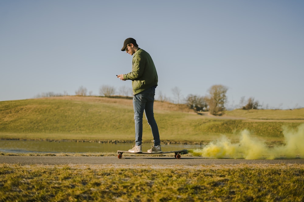 Hombre en chaqueta verde y jeans azules en patineta