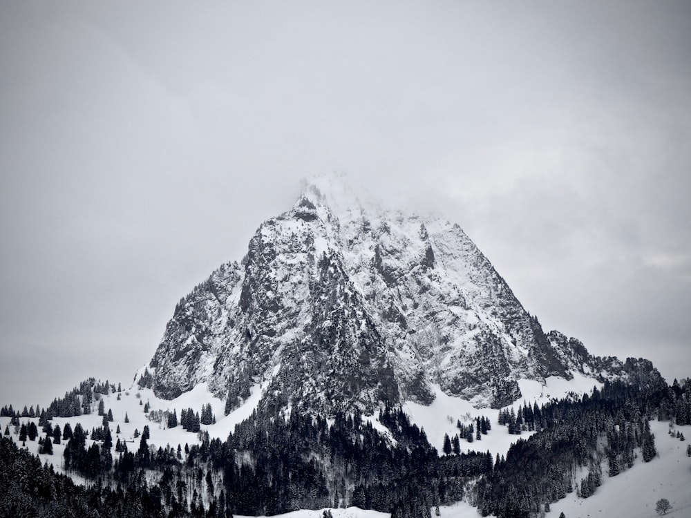 montanha coberta por neve durante o dia