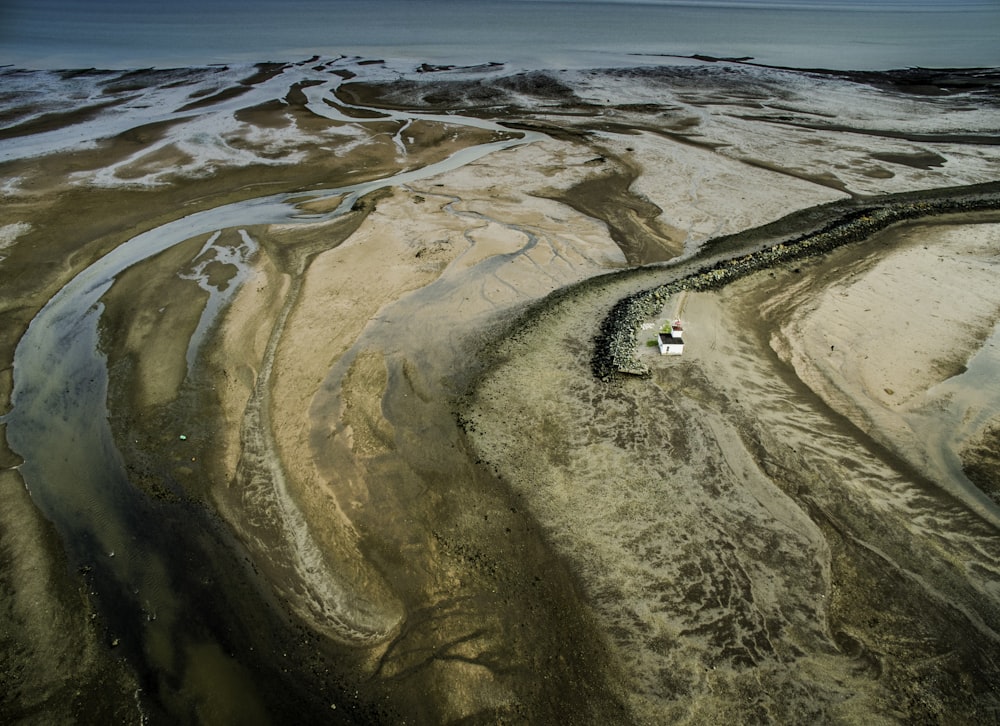 Photographie de vue de dessus de la maison près du plan d’eau