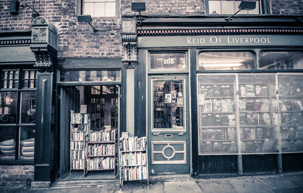 Foto en escala de grises de la señalización de la tienda Reid of Liverpool durante el día