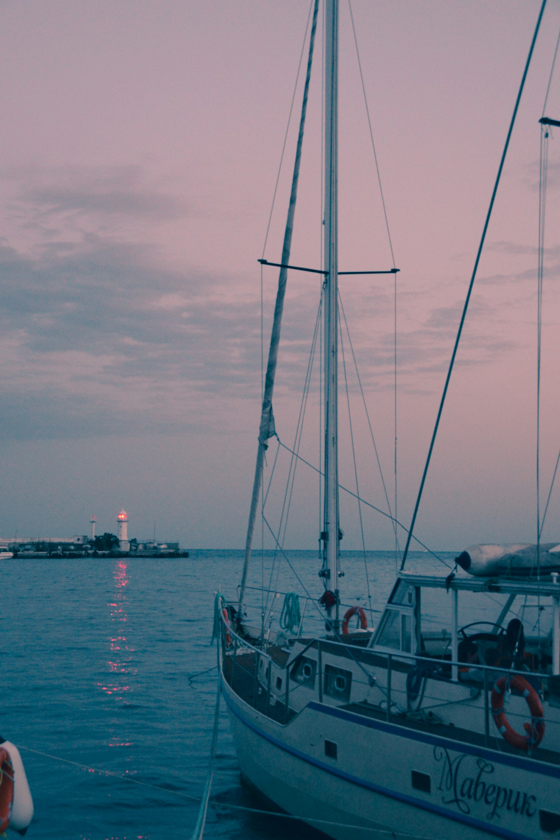 gray computer monitor