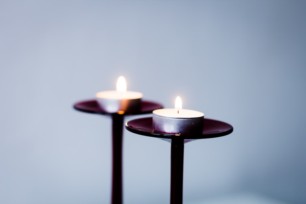 두 개의 조명 tealight 촛불