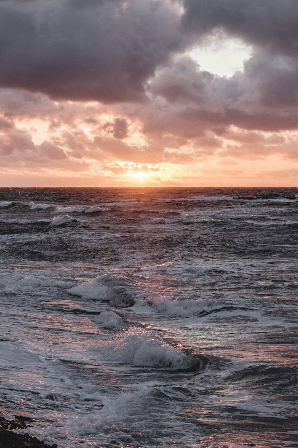 onde d'acqua durante l'alba