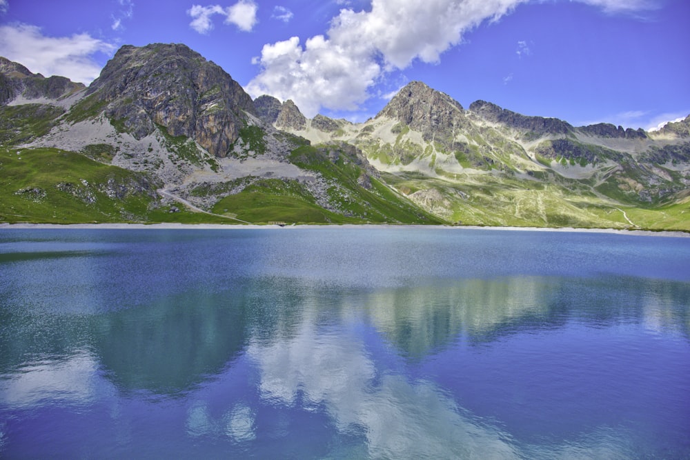 Fotografía de paisaje de un cuerpo de agua cerca de las montañas