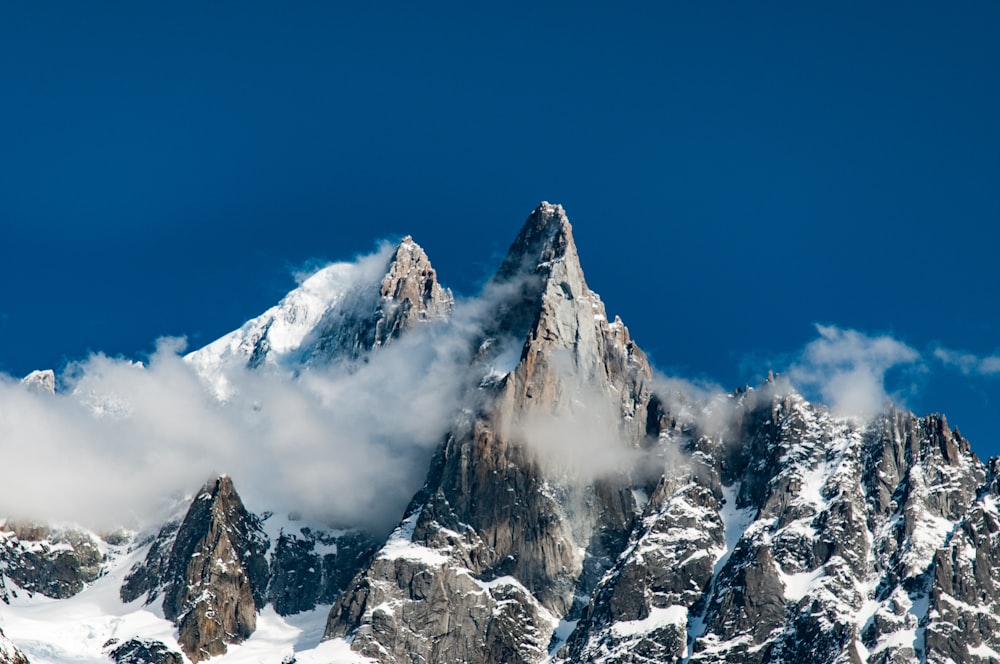 Schneebedeckter Berggipfel tagsüber