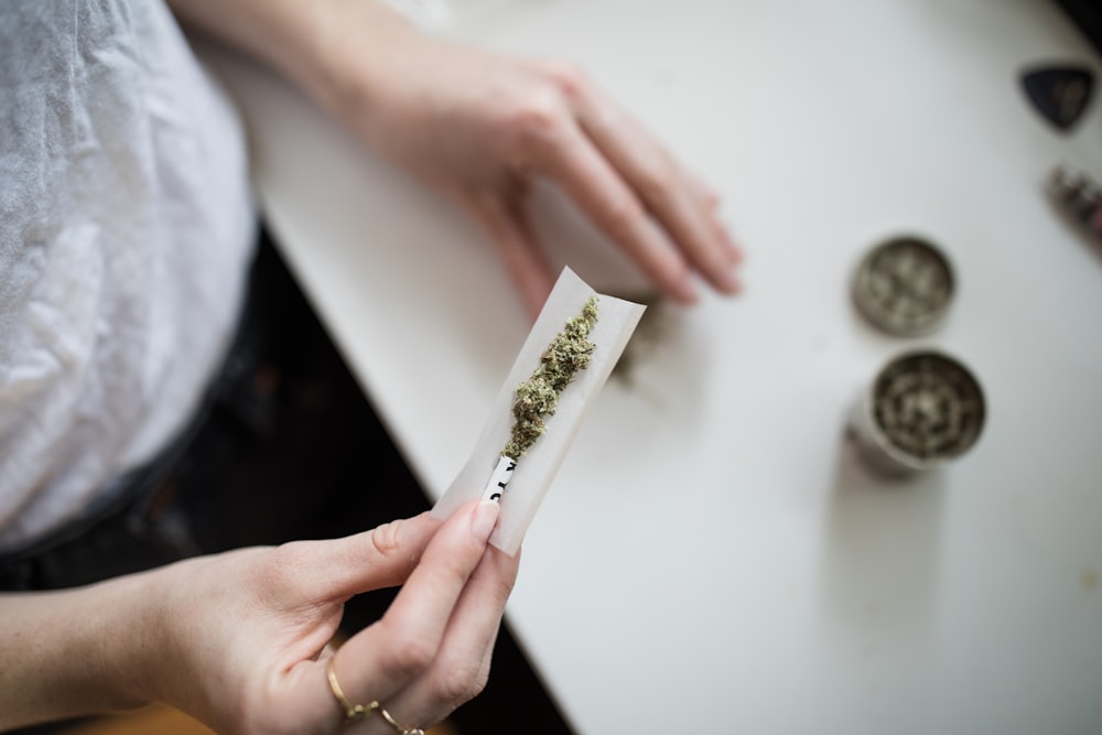 Person, die Cannabis-Joint herstellt