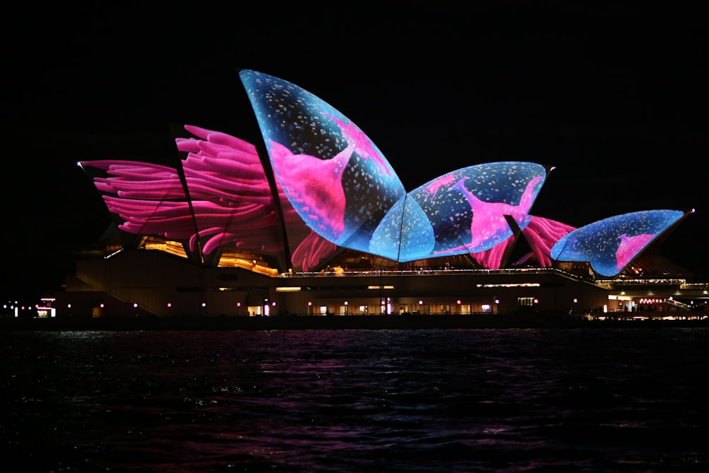 un grand bâtiment qui a des lumières dessus