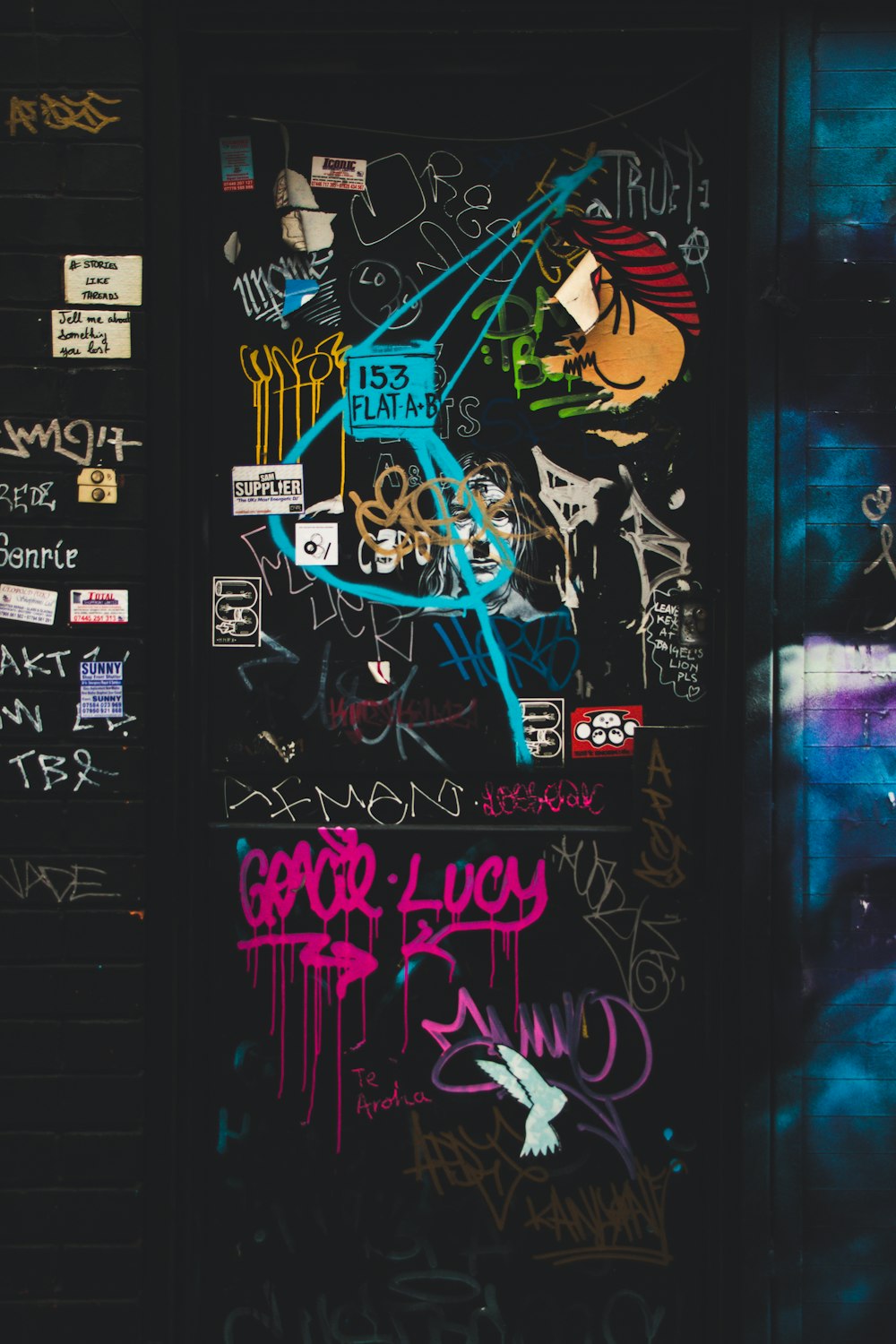 una porta coperta di graffiti e adesivi