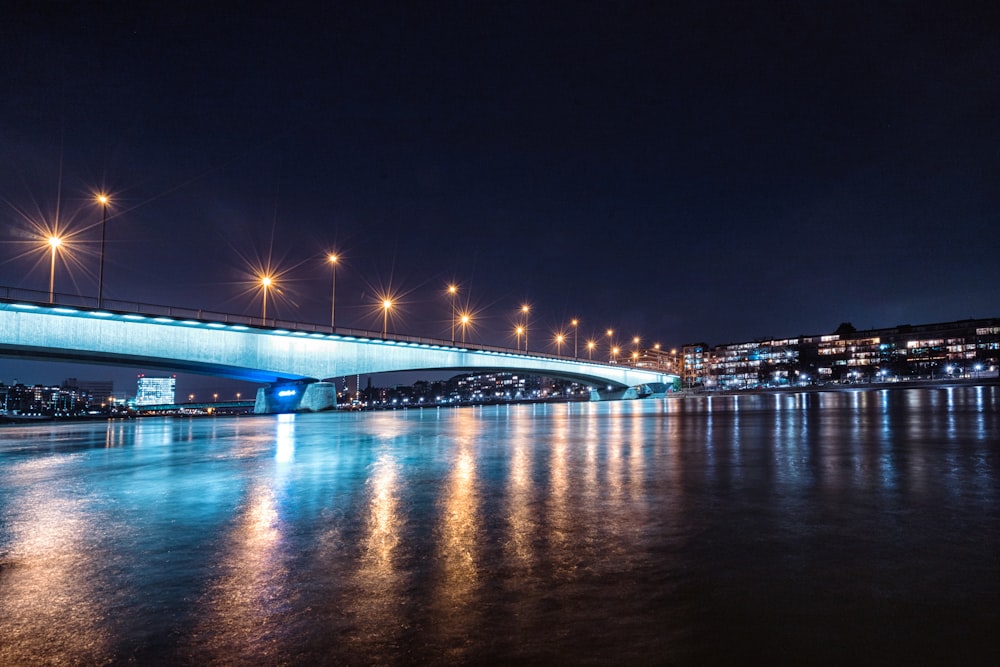 beleuchtete Brücke in der Nacht