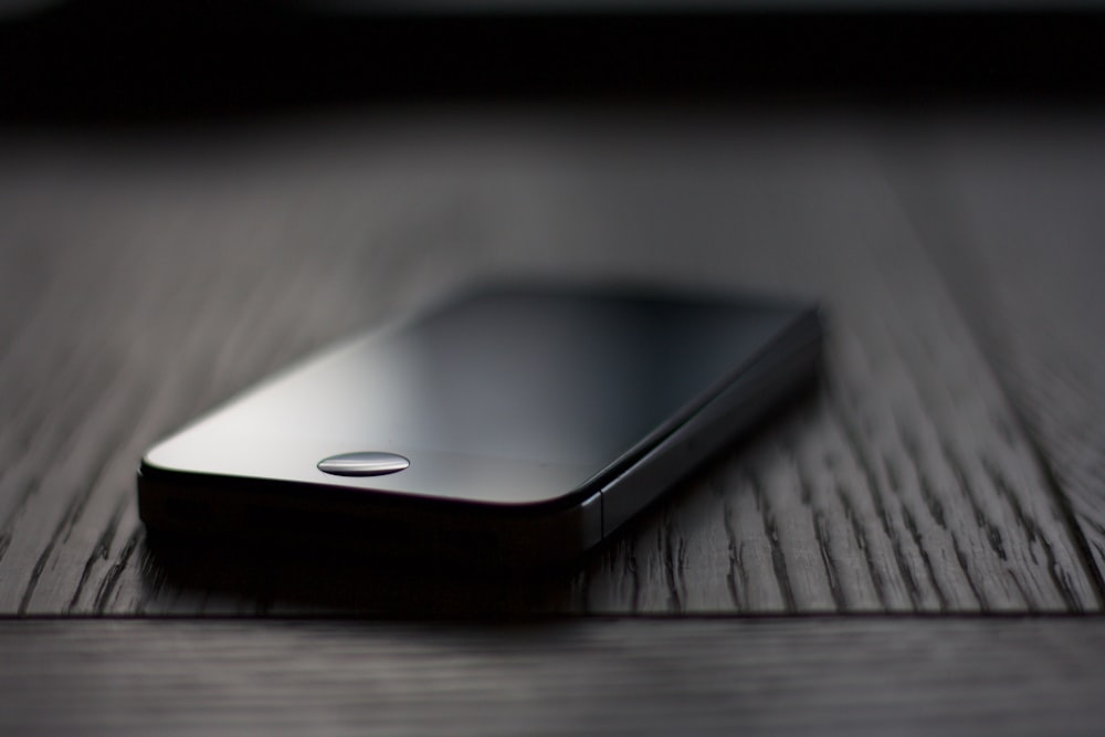 fotografia a fuoco superficiale di iPhone 5s grigio siderale