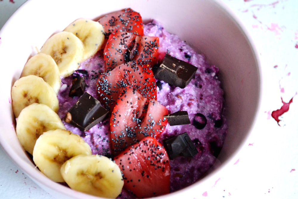 sliced banana and strawberry in bowl