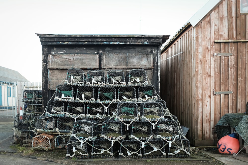 tas de cage d’animaux près de la grange