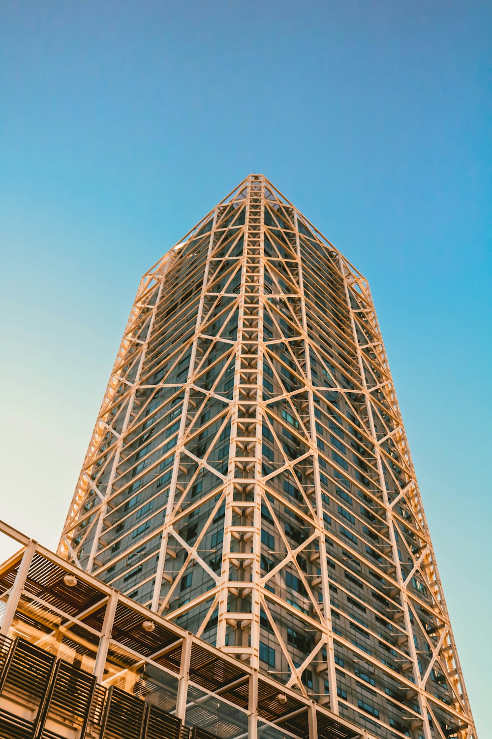 Fotografía de vista de gusano de un edificio de gran altura de hormigón marrón