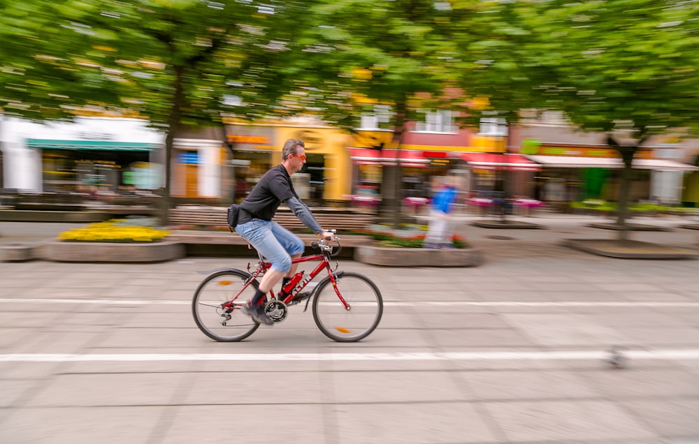 거리에서 자전거를 타고 있는 남자