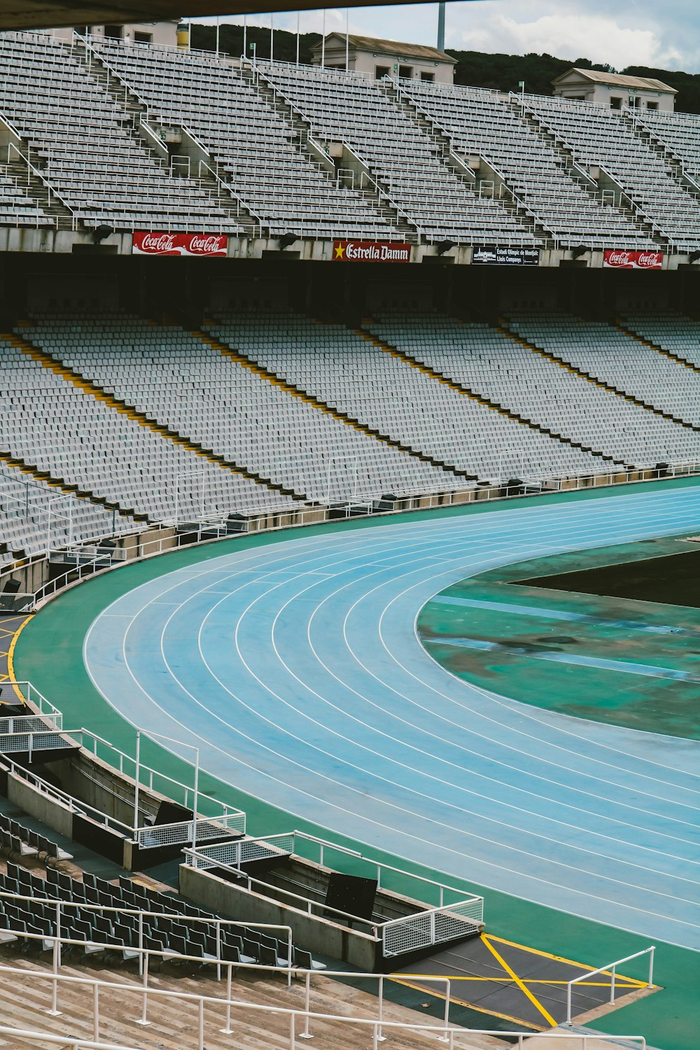 Stadio di atletica leggera verde e bianco