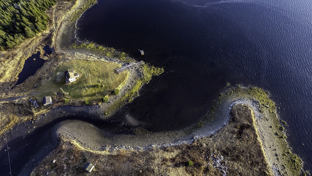 Photographie aérienne d’une île près d’un plan d’eau