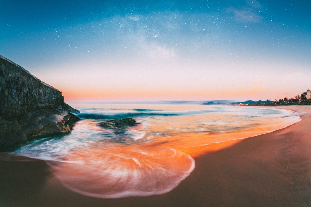 Photographie en accéléré des vagues sur le rivage