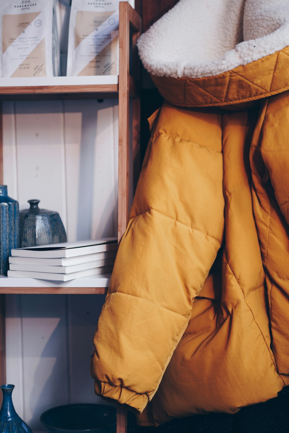 Accrochez un manteau à pompons marron à côté du livre