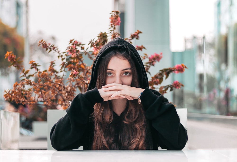 Mujer con chaqueta negra con capucha de Brown Plant