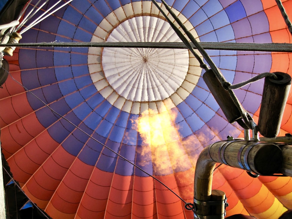 Fotografía de ángulo bajo de globo aerostático multicolor