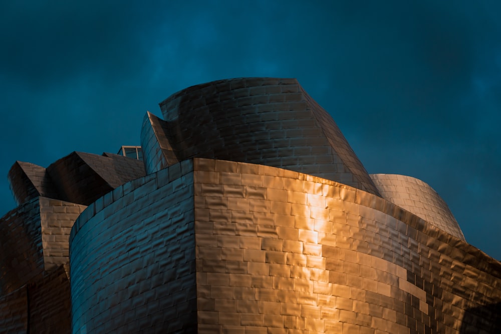 갈색 건축 건물의 로우 앵글 사진
