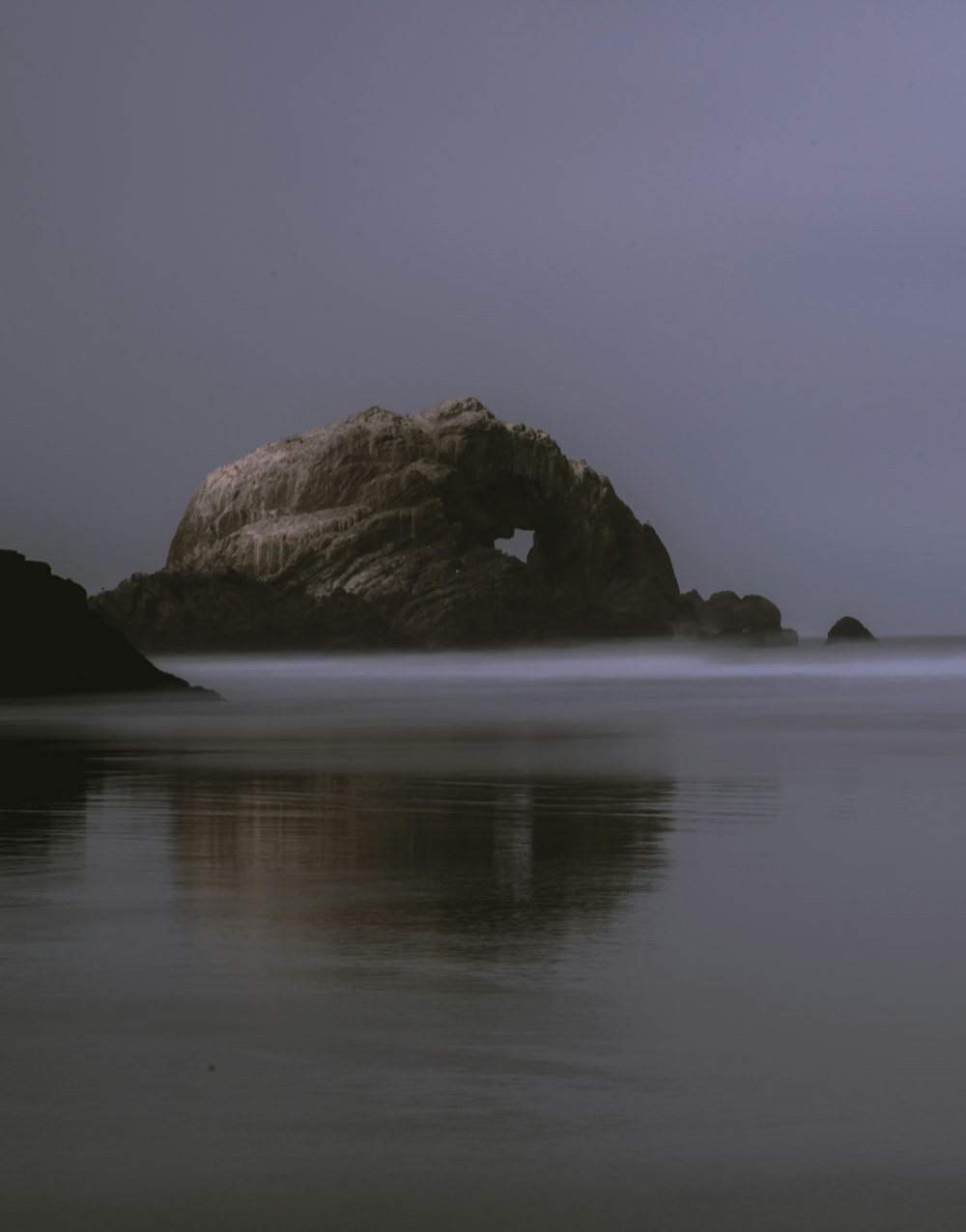 Formation rocheuse sous ciel gris